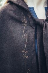 Mantel LC - 6013 Wollumhang mit langer Kapuze und handgefertigter Stickerei