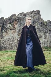 Mantel LC - 6013 Wollumhang mit langer Kapuze und handgefertigter Stickerei